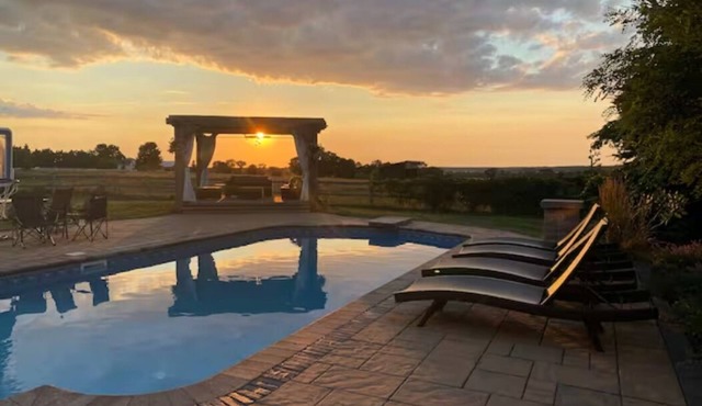 Farm House Oasis: Pool, Horses, Hot Tub, sleeps 12