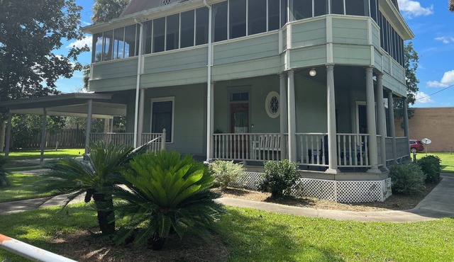 Feel at home in comfortable Williston Historic Hm close to everything you need. in Williston