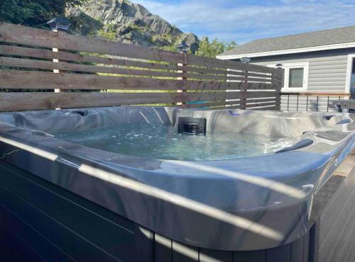 FlatRocks 2BR Stay Hot Tub & Partial Ocean View