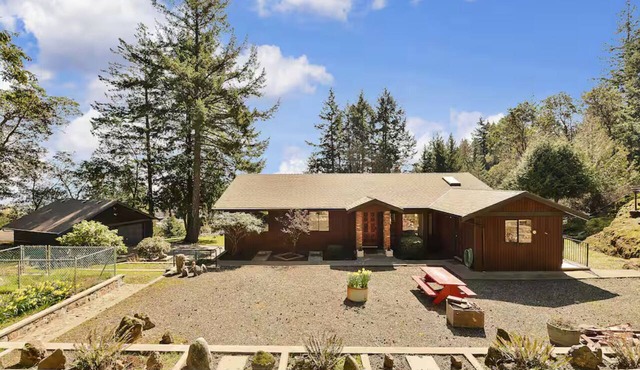 Forest Retreat in Entire 3BR Upper Home in Colwood