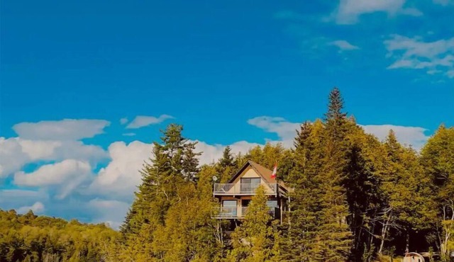 Four Season Cottage with Wood Burning Sauna