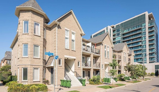 Fully Furnished Gorgeous 2 Bedroom 2 Bathroom Townhouse in Hyde Park Leaside