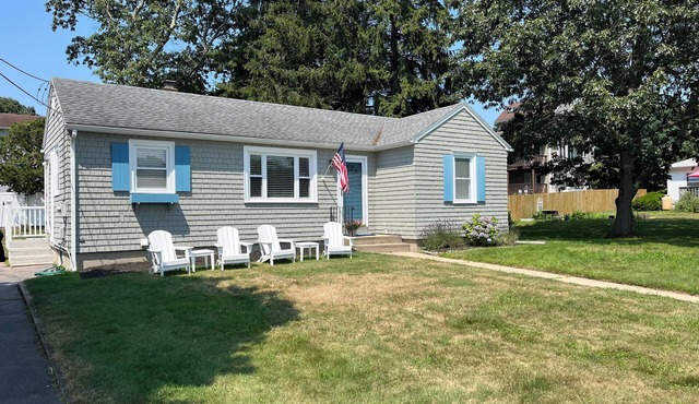 Fully-renovated beach cottage next to golf and bike to beach and Watch Hill in Westerly