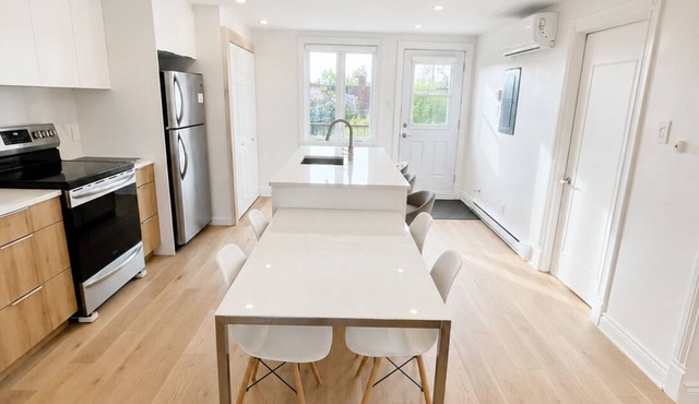Fully Renovated Furnished 1-Bedroom+Office Apt Appt 4 1/2 entièrement rénové