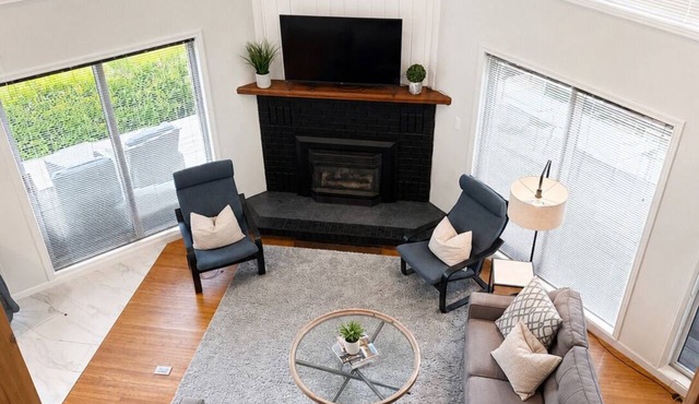 Fully Stocked Southampton Cottage with Kayaks/Bikes/Fire Pit/Close to Beach