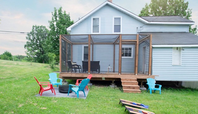 Fun Cottage for Friends and Family, Close by Lake, Fishing, Campfires, BBQ in Port Loring