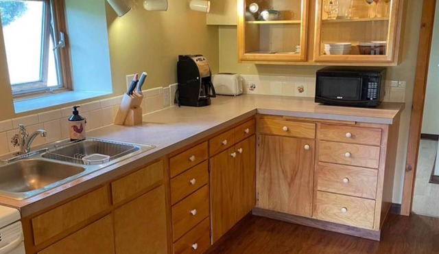 Furnished 1 bedroom suite/quiet with beautiful mountain views