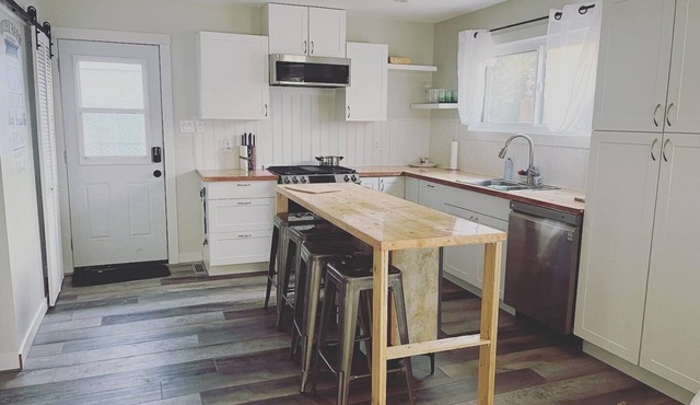 Furnished 2-bedroom House in quiet neighborhood