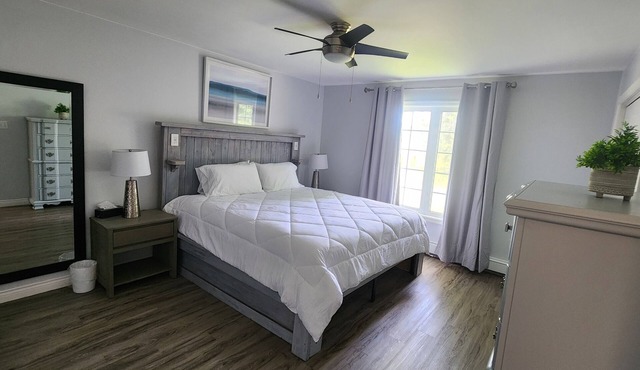 Gamwell Getaway - Spacious 5 Bedroom Home with 2 living areas!