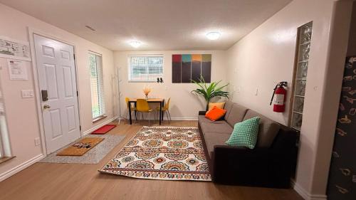 Gateway to Banff - Cozy 2BR Sleeps 6 - NW Calgary