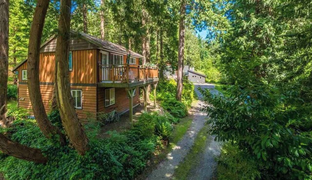 Getaway Cottage in Roberts Creek: Relax by the Beach & Forest, Art studios.
