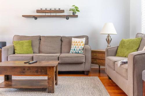 Golden Field Farmhouse - stayinpec on IG