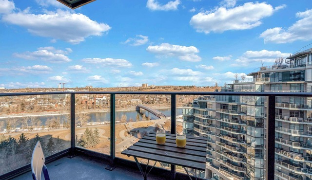 Golden Horizon Luxe Comfort & Iconic City Views