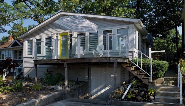 Goldfish Cottage: Cute Cottage Steps From The Beach In Grand Bend!