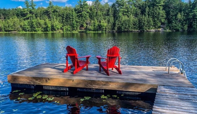 Gorgeous 3 bed rooms waterfront cottage on Kennebec Lake