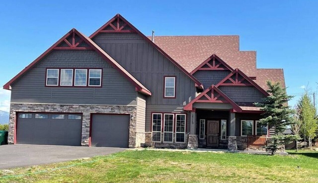 Gorgeous 5+ Bedroom Home w/Hot Tub, Near Tamarack in Donnelly