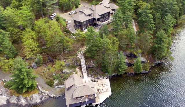 Gorgeous 6 bedroom | 6 bathroom cottage with living quarters in Boathouse!
