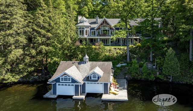 Gorgeous 7 Bed, 6 Bath Family Cottage on Lake Rosseau! Muskoka Room! Pool Table!