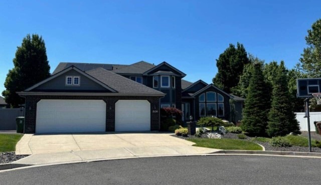 Gorgeous Executive Home - Hot Tub, Gym, Theatre, and More! in Spokane