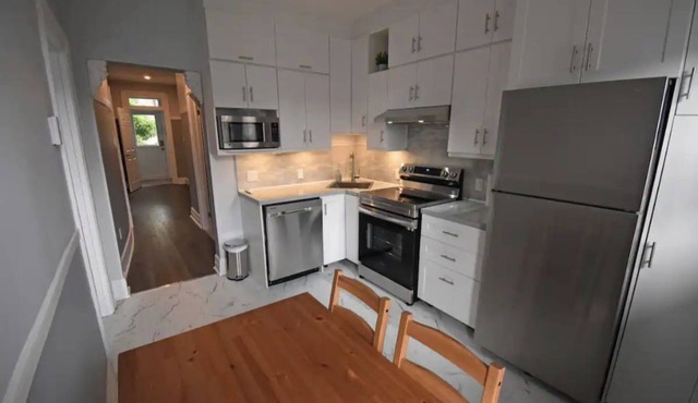Gorgeous -Fast Wi-fi, Parking, A/C, 2Bed/1Bath - 20% off for stays over 32 days!