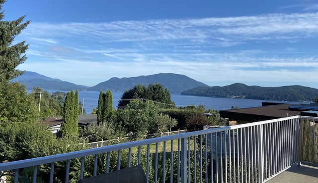 Gorgeous house with ocean view close to Ferry