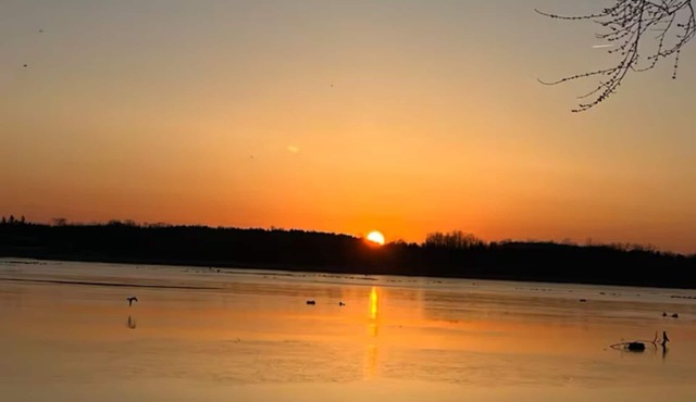 Gorgeous lake front and Amazing sunset . Retreat: Fun, Relaxation, and Nature.