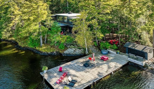 Gorgeous Muskoka masterpiece! Dockside cabana with bar!