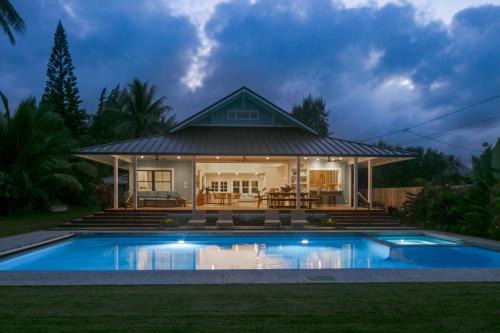 Gorgeous Renovated 1937 Plantation Style Beach House 50 Steps to the Center of the Beach home in Kailua