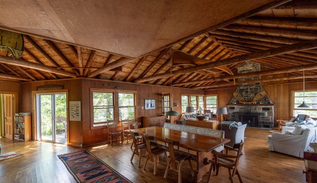 Gorgeous Rustic 5-bedroom cottage in North Kawartha with WiFi