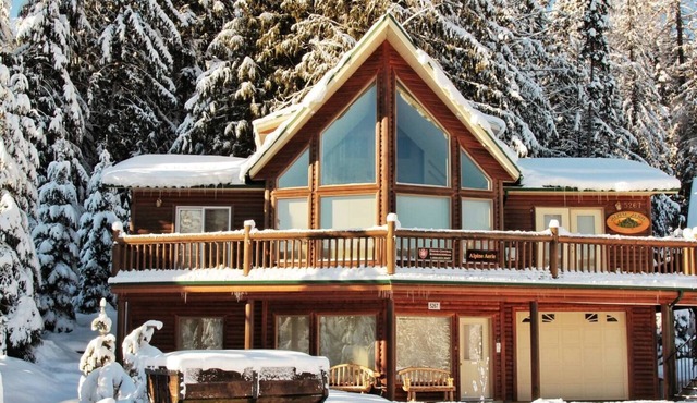 Gorgeous Ski In/Out Chalet. Private Hot Tub