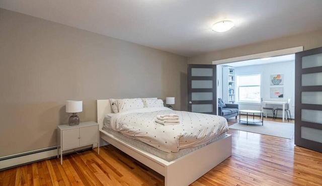 Gorgeous & Sunny Executive Suite, AC