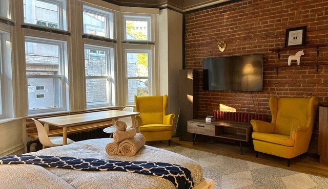 Gorgeous Unit Near General Hospital & Concordia