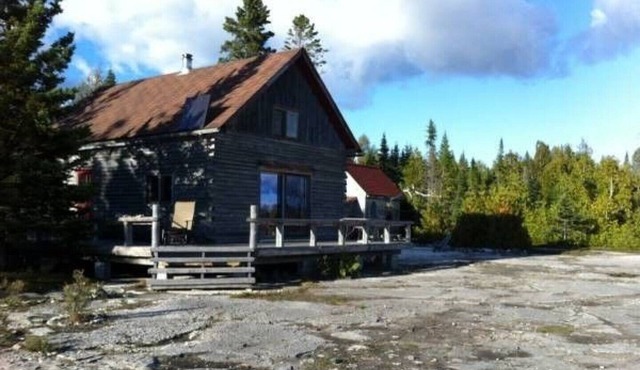 Gorgeous Waterfront Log Cabin off-grid paradise pet friendly