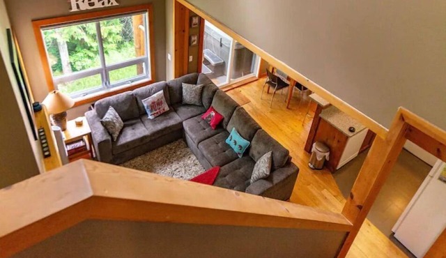 Gr8 @ 8! - private hot tub, ski in, 3 bdrm, bbq