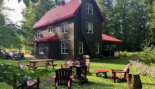 Grand Chalet Confortable en Mauricie Dans un Décor Nature à Toutes les Saisons