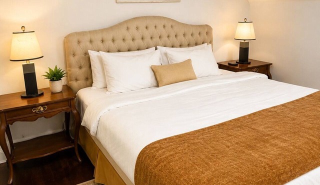 Grand Signature King Suite | 5 Min to Airport & 10 Min to Downtown in Vancouver