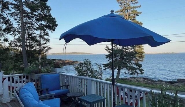 Grand View: Oceanfront Elegance in Port Clyde