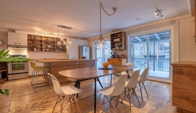 Grande Maison 2 Étages, 5 Chambres Avec Cour, Près du Métro et Marché Jean Talon