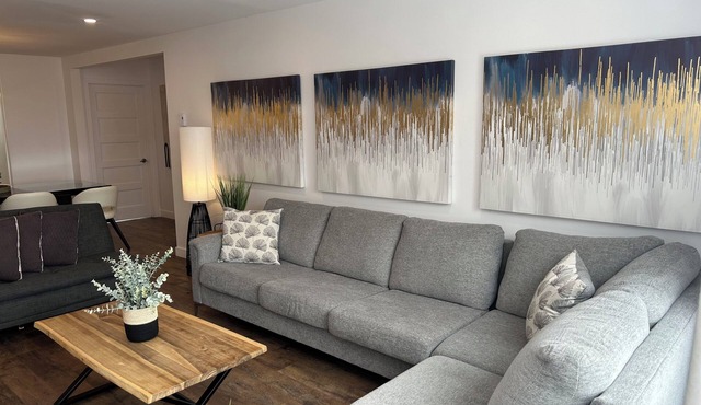 Grandiose!, Ground floor, 3 Bedrooms! Vue Chateau! Renovated, Air-conditioned, Free parking
