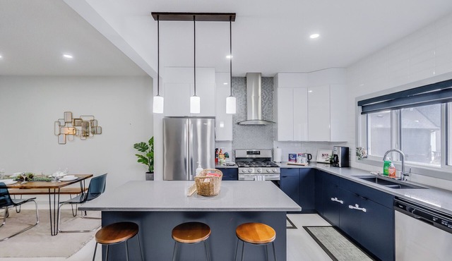 Graydon - Bright, Modern Home w/King Sized Bed