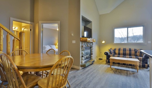 Great Location/Roomy Loft/Patio with Views