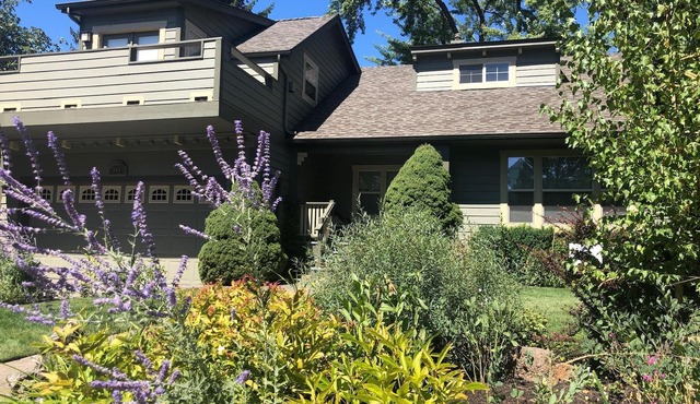 Green Gables-2 Fireplaces,Salt Hot tub, 100+mbps Wifi, AC, Bikes, Big Yard,Walk! in Bend
