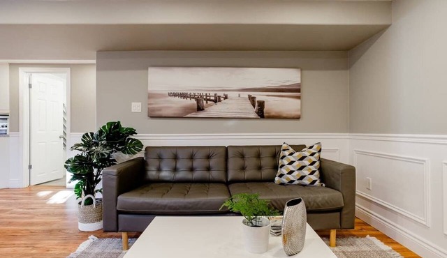Grimsby Lakeview Suite l 2 Min Walk to Lake Ontario l King Bed l Great Value