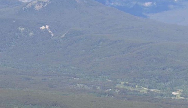 Group Cabin Lodge Surrounded by Nature with Beautiful Hiking Trails and Views in Alberta