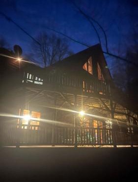Group Spacious Cabin with Hot-Tub and Picnic Areas in Ohio in Rockbridge