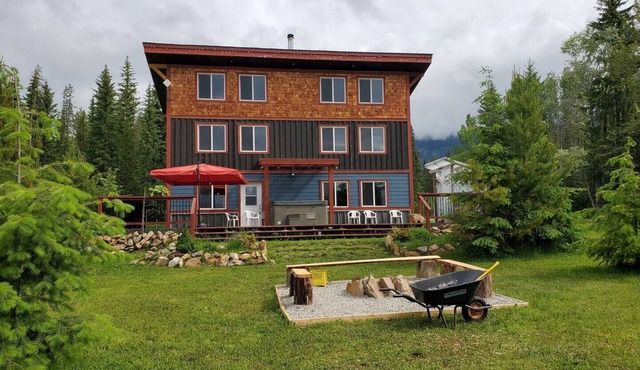 GROWL Lodge - 3-bedroom home with hot tub, pool table & mountain views!