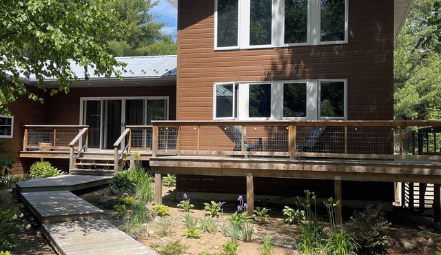 Guesthouse near Bancroft on private lake & close to Algonquin