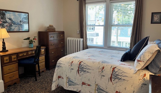 Halifax Downtown 1 QUEEN BEDROOM in Century Flat - 30 + Nights June/Aug 31
