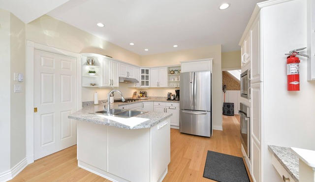 Hampshire House Executive Stay - 3 Bedroom Luxury Heritage Home in the heart of the Oak Bay Village
