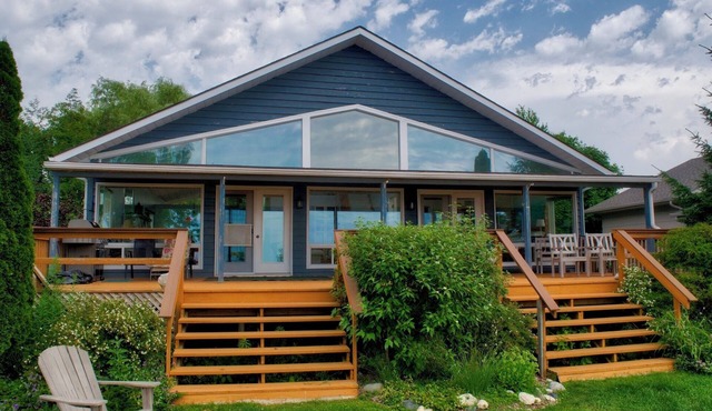 Hank's Lakefront Cottage: Lots Of Space And Ready For Your Lake Huron Vacation!